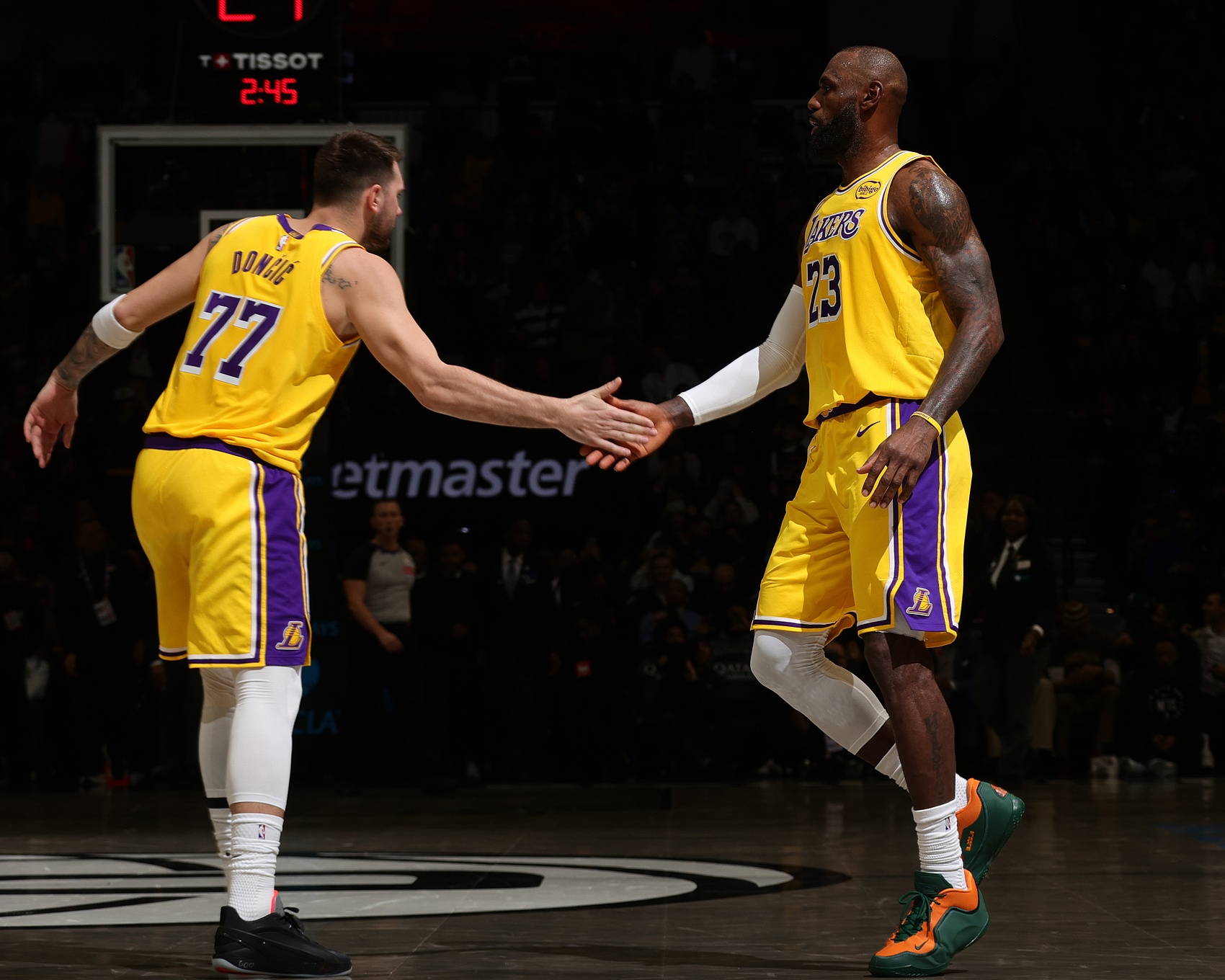 球王会官网-这都能赢？湖人全队22失误&amp;詹姆斯8次东契奇5次 76人全队14次