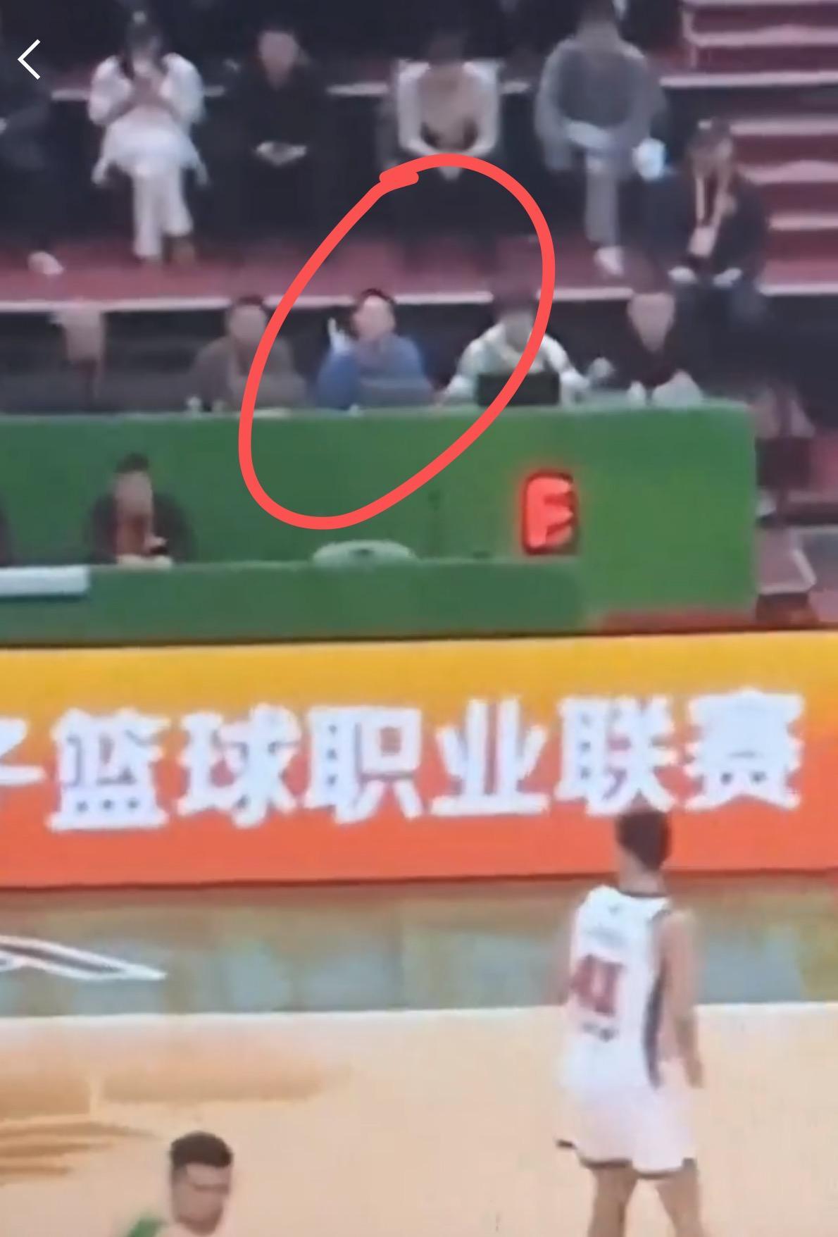 付豪撞飞徐杰,辽篮技术台竟带头鼓掌?焦泊乔还被辽篮球迷辱骂