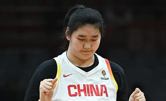 球王会官方-全靠小将撑着?中国女篮半场仅得28分,张子宇一人12分